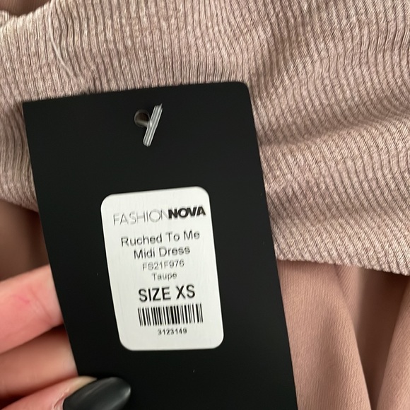 Fashion Nova taupe ruched dress NWT - Picture 4 of 4